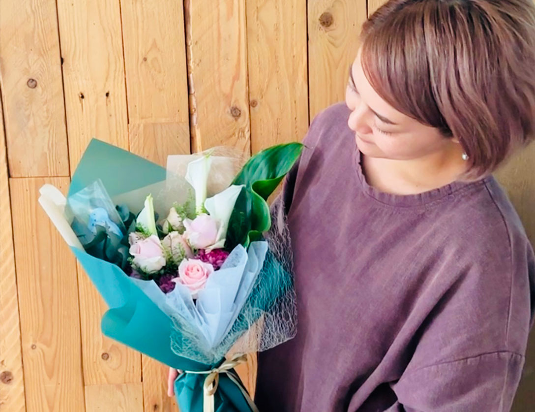 A woman is staring her flower work in the mood of country living