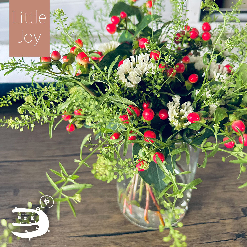 Flower arrangement with thlaspi, hypericum and statice